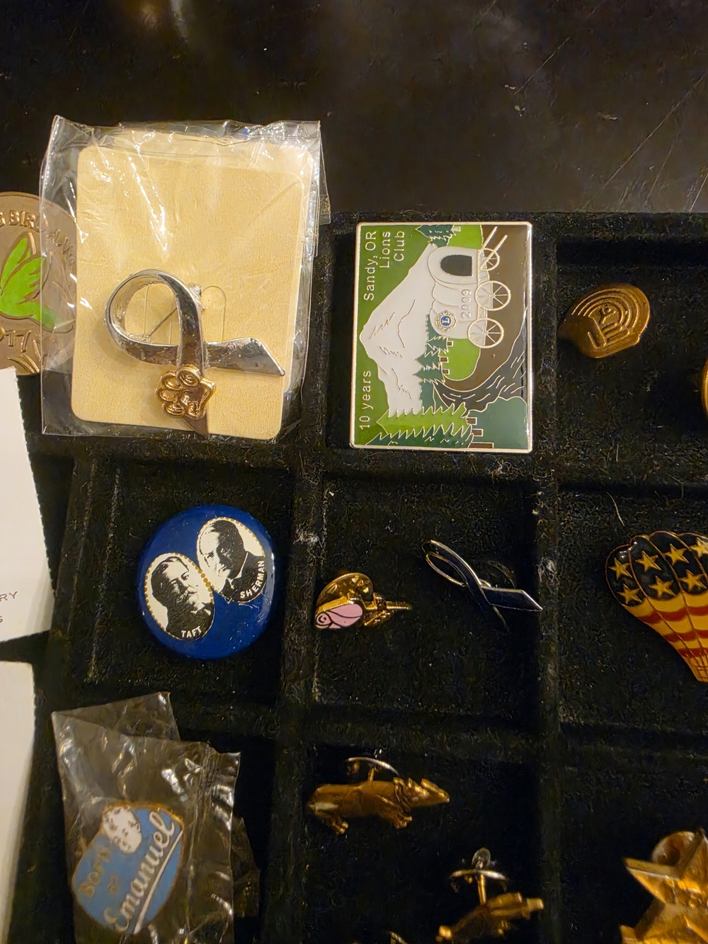 Lot Of Over 40 Pins/Buttons - Picture 8 of 8